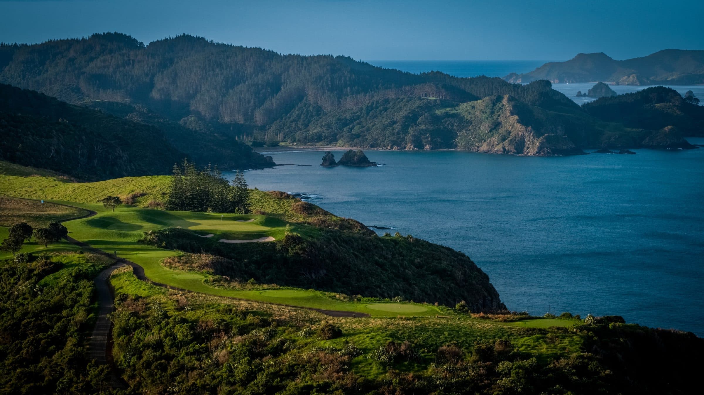 Kauri Cliffs golf course running along clifftops above the Pacific, Cavalli Islands beyond
