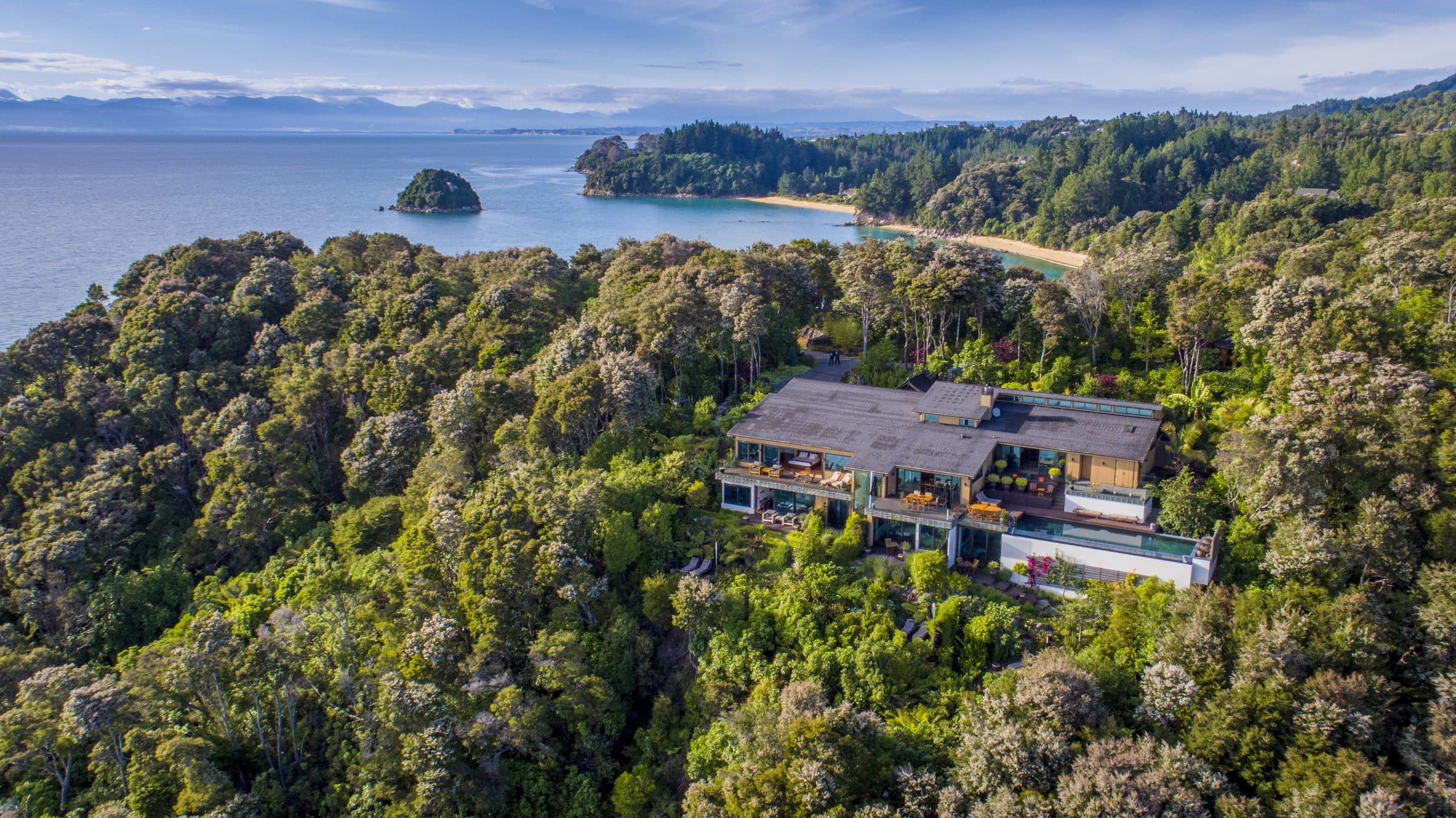 Split Apple Retreat set into forested coast above the golden bays of the Abel Tasman